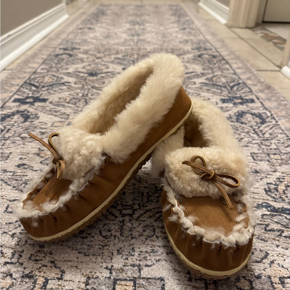 Minnetonka Women’s Sheepskin Slippers in Chestnut and Cream